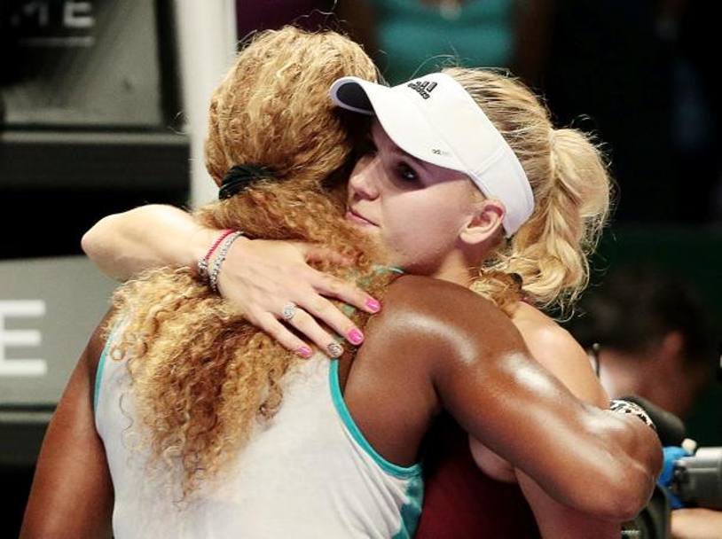 Amiche fuori dal rettangolo, nemiche dentro: Serena e Caroline dopo la semifinale di sabato a Singapore. Action Images